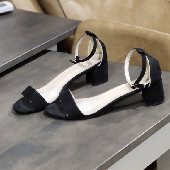 Elegant Black Block Heel Sandals - Picture 1 of 7